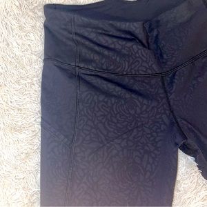 Lululemon Women’s (12) Floral Capri Leggings, Black